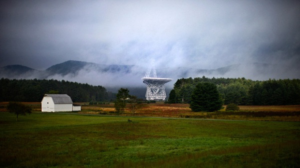 Nơi đây chẳng có gì nhiều hơn những đài quan sát vô tuyến lớn hướng lên trời để quan sát vũ trụ, vì vậy, không một thiết bị điện tử nào được phép tồn tại tại thị trấn. Và hiển nhiên tất cả thiết bị công nghệ từ điện thoại di động, sóng Wi-Fi hay thậm chí cả lò vi sóng,... cũng bị cấm sử dụng.