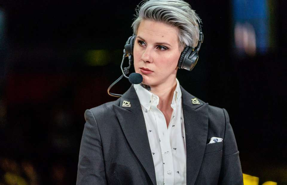 Indiana "Froskurinn" Black là nữ bình luận viên game nổi tiếng thế giới sở hữu phong cách tomboy đầy mạnh mẽ. Không chỉ đẹp, Indiana còn là một trong những người hiếm hoi vừa bình luận hay mà còn phân tích vô cùng thu hút.