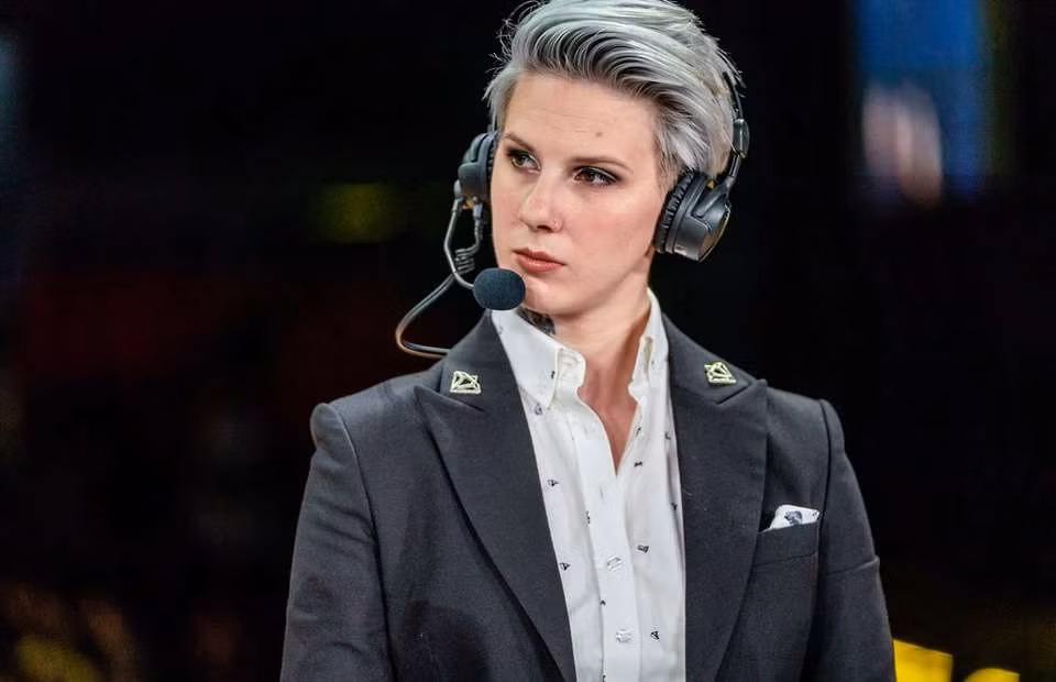 Indiana "Froskurinn" Black là nữ bình luận viên game nổi tiếng thế giới sở hữu phong cách tomboy đầy mạnh mẽ. Không chỉ đẹp, Indiana còn là một trong những người hiếm hoi vừa bình luận hay mà còn phân tích vô cùng thu hút.