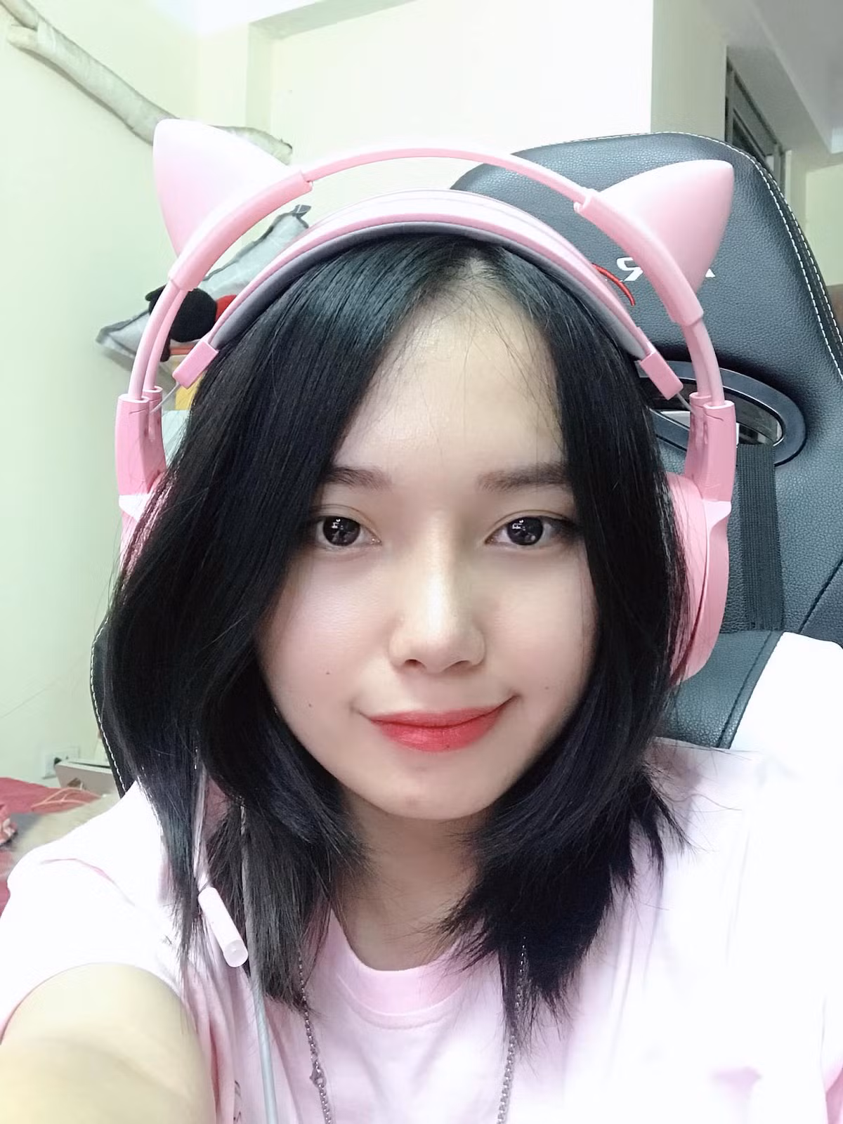 Caster Anie tên thật là Hoàng Anh, sinh năm 1995, hiện đang sinh sống và làm việc tại Hà Nội. Lần đầu tiên Anie lên sóng là giải đấu FSL 2019 - Giải đấu Liên Minh Huyền Thoại dành cho nữ của Khu vực Đông Nam Á (8/2019).