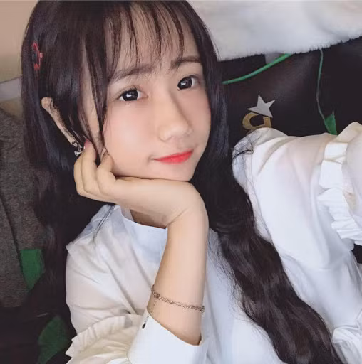 Là một trong những nữ caster nổi tiếng của làng game Việt, Linh San (tên thật là Nguyễn Huế) không còn là cái tên xa lạ đối với cộng đồng Liên Minh Huyền Thoại.