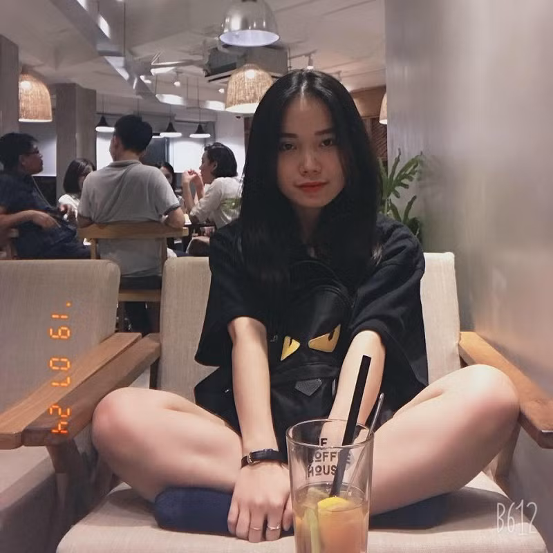 Khoảnh khắc đời thường xinh đẹp của nữ BLV nổi tiếng trong cộng đồng Liên Minh Huyền Thoại.