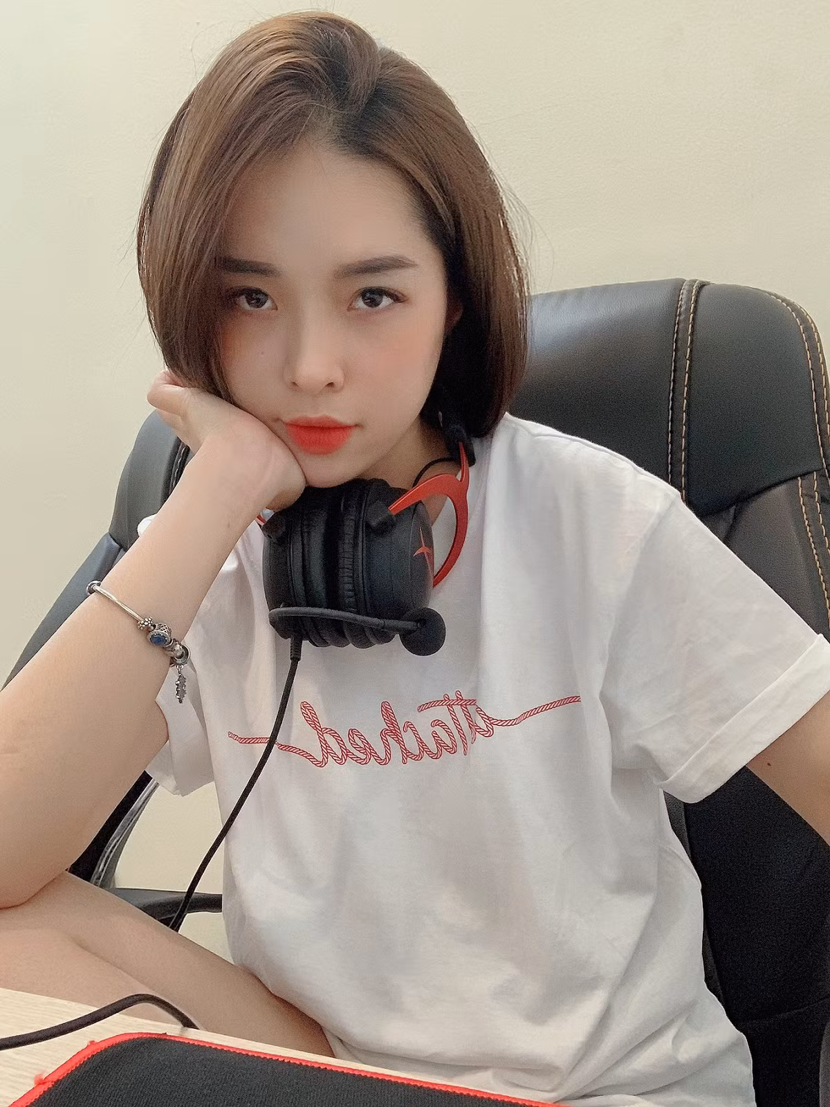 Nhắc đến nữ caster xinh đẹp nhất nhì làng game Việt mà bỏ qua hotgirl Thỏ AK thì thật là thiếu sót. Trước khi làm việc với vai trò là caster tựa game PUBG, Thỏ AK là streamer trên nền tảng Facebook Gaming sở hữu lượng fan đông đảo.