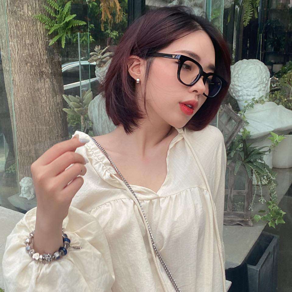 Hiện Thỏ AK đang sở hữu trang Facebook hơn 71 nghìn người theo dõi. Cô nàng được yêu mến không chỉ với vai trò caster mà còn bởi sở hữu nhan sắc xinh đẹp, body đầy quyến rũ.