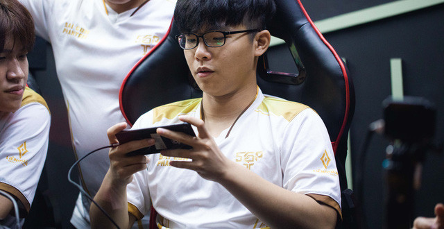 Lai Bâng được xem là thần đồng Liên Quân Mobile Việt bởi những chiến tích cày rank đáng nể khi mới 18 tuổi. Game thủ này cũng thể hiện được phong độ thi đấu ổn định đến mức khá xuất sắc trong đội hình Saigon Phantom.