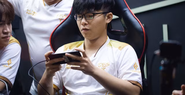 Lai Bâng được xem là thần đồng Liên Quân Mobile Việt bởi những chiến tích cày rank đáng nể khi mới 18 tuổi. Game thủ này cũng thể hiện được phong độ thi đấu ổn định đến mức khá xuất sắc trong đội hình Saigon Phantom.