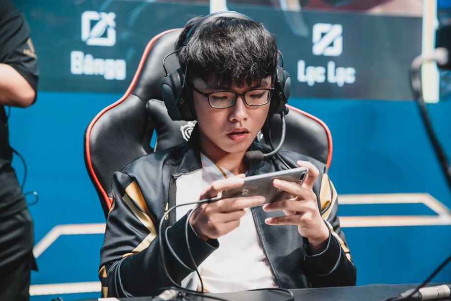 Trong văn hóa Tây phương, việc giơ ngón tay giữa ra trước bị coi là hành động khiếm nhã, có thể hiểu là mang tính xúc phạm và khinh bỉ. Bởi vậy hành động của người đi rừng SGP với đồng đội để ăn mừng sau trận thắng ghi hình trực tiếp trên kênh livestream của Garena được cho là không thể tha thứ.