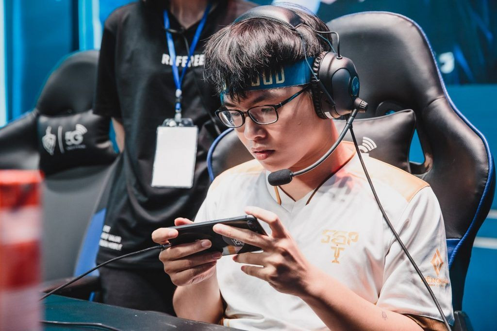 Từ cách di chuyển, chọn vị trí, sử dụng skill đều thể hiện anh là một người có năng khiếu và nhãn quan chiến thuật rất tốt. Bên cạnh đó chàng trai này còn được yêu thích bởi phong cách livestream khá hài hước