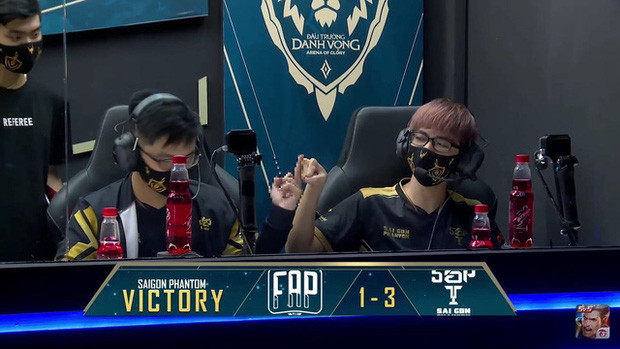 Cụ thể, sau khi kết thúc ván đấu, khi Lai Bâng và BronzeV (Đồng 5) đập tay nhau thì tuyển thủ thần đồng Liên Quân Mobile Việt giơ ngón tay giữa ra và bị camera ghi hình lại được. Tại một số quốc gia, hành động này được gọi là "Ngón tay thối".