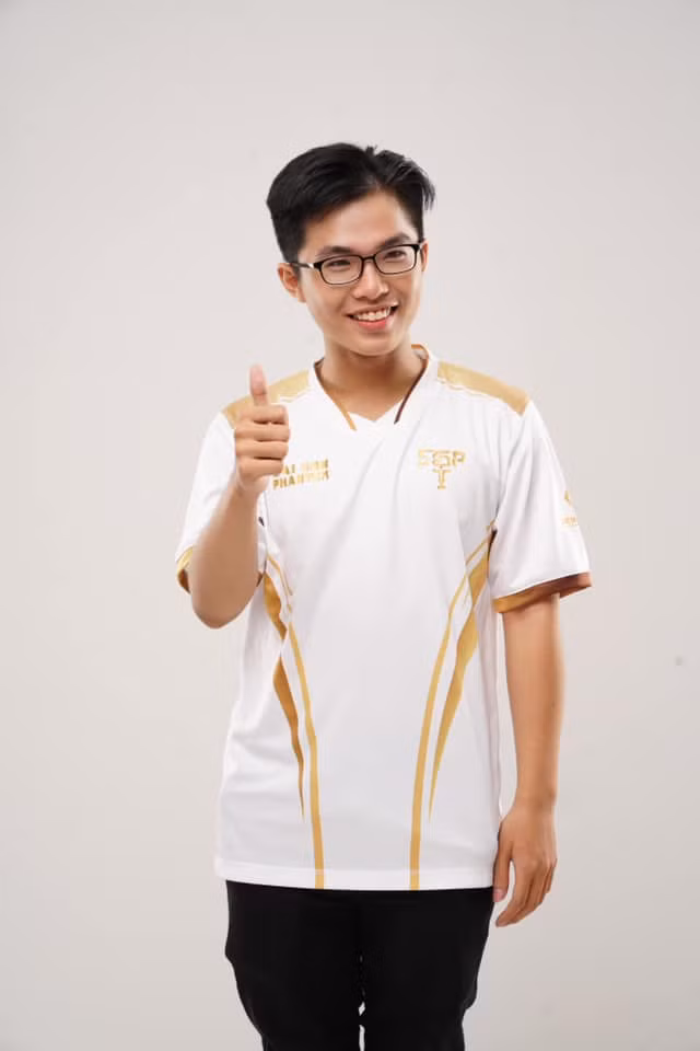 Không chỉ đánh cùng bạn bè và các fan, Lai Bâng cũng thường xuyên giao lưu cũng như đối đầu với những tuyển thủ chuyên nghiệp như Xuân Bách, Bé Trung…, streamer có tiếng khác và được đánh giá rất cao.