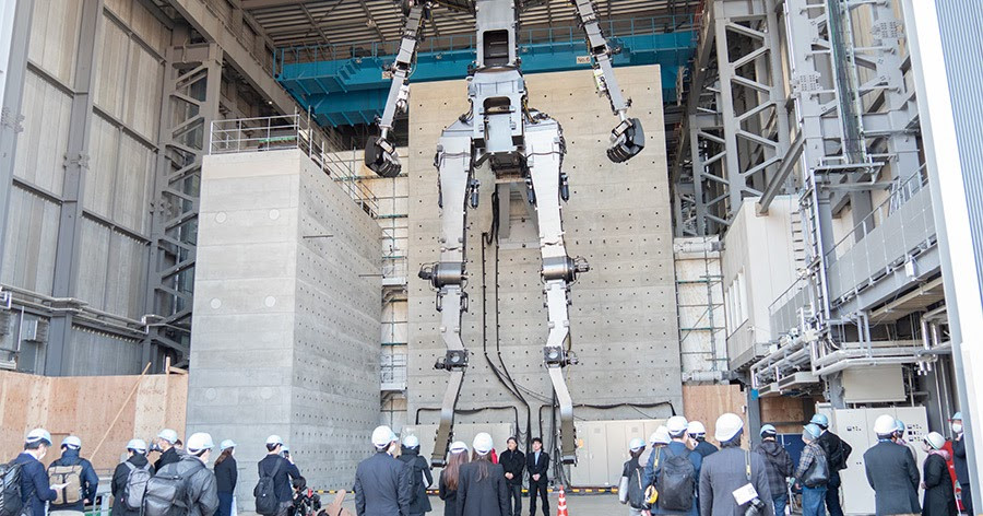 Các bộ phận khác như cánh tay, chân, đầu, cổ, các linh kiện,...cũng được thực hiện cẩn thận bởi hàng trăm kỹ sư, công nhân và máy móc.