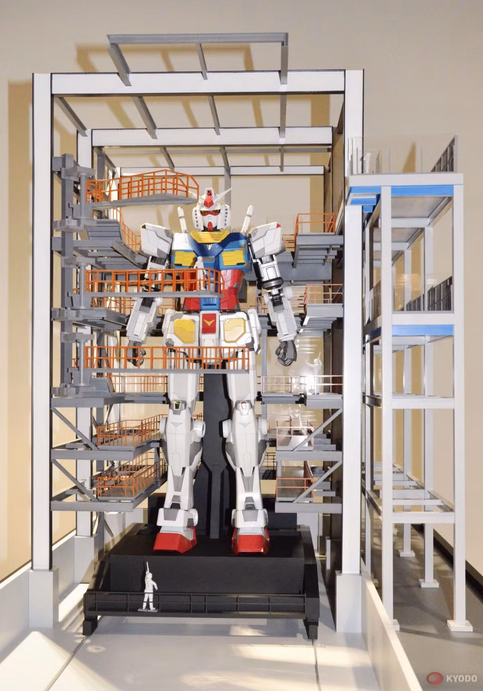 Cơ thể của robot cũng được giữ cho cân bằng, dồn phần lớn trọng lượng xuống hai chân. Chính những điều này giúp tất cả 24 bộ phận tạo nên robot hoạt động trơn tru.