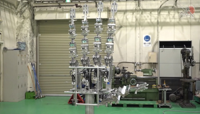 Bàn tay dài 2 m với các khớp được nối với nhau một cách tỉ mỉ.