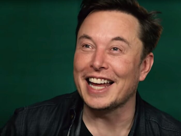 Nhắc đến những tỷ phú công nghệ có sở thích với chuyên cơ riêng, không thể bỏ qua Elon Musk. CEO của Tesla và SpaceX có phi cơ riêng từ những năm 2000 với chiếc Dassault Falcon 900 phiên bản 1994, sức chuyên chở 12 người.