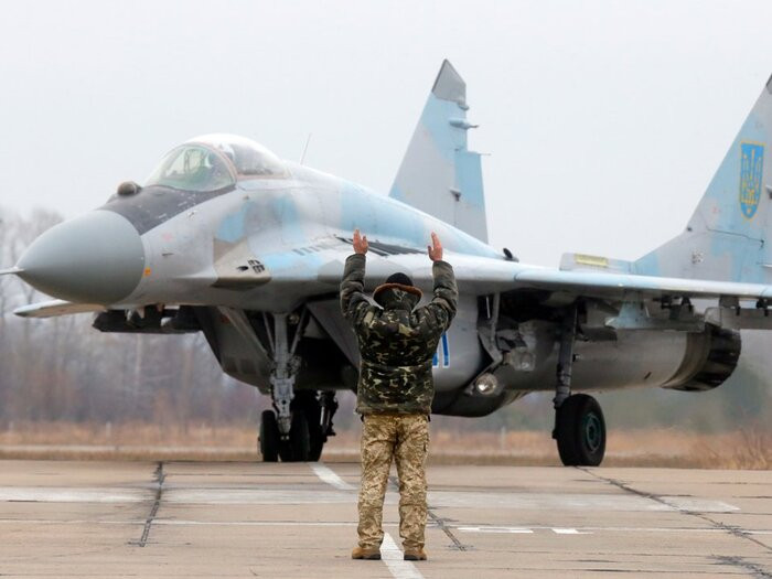 Người sáng lập Oracle Larry Ellison không chỉ có phi cơ riêng mà thậm chí ông còn là một phi công. Bộ sưu tập chuyên cơ nghìn tỷ của vị đại gia công nghệ này gồm hai chiếc máy bay quân sự là Soviet MiG-29 và SIAI-Marchetti S.211, từng được sử dụng bởi không quân Ý.