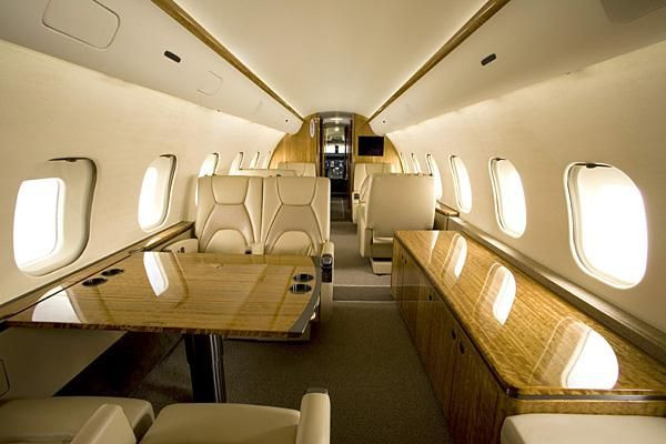 Ông được cho là có một chiếc Bombardier BD-700 Global Express. Máy bay này có giá lên tới 40 triệu USD và có thể chuyên chở 19 người.
