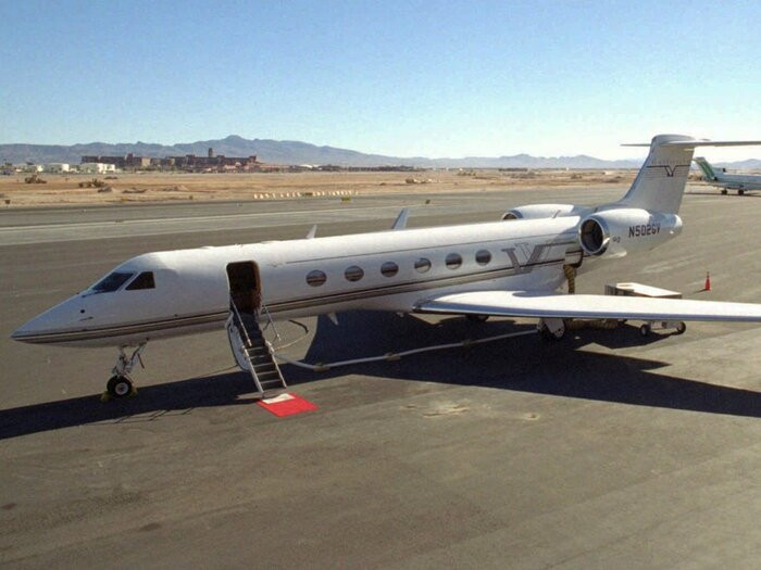 Theo Business Insider, cố CEO Apple Steve Jobs sở hữu một chiếc Gulfstream V có thể chuyên chở 15 người nhưng không phải do bản thân tự đầu tư. Được biết, đây là món quà ông được Apple tặng cùng 10 triệu cổ phiếu công ty thay cho một khoản tăng lương vào năm 2002.
