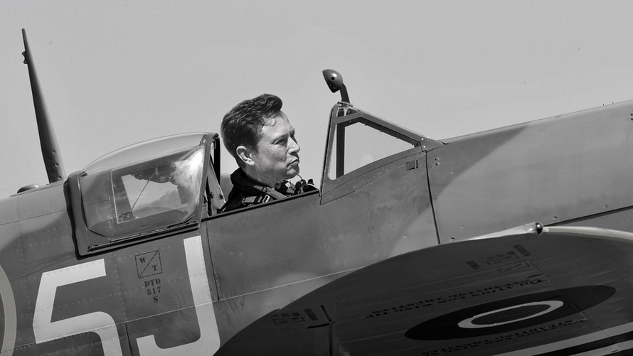 Trước đó, Elon Musk từng nhiều lần đóng vai trò là phi công khi ông sáng lập các công ty Tesla và SpaceX. Máy bay quân sự Aero L-39 Albatros, Piper Meridian M500 và Cessna Citation CJ2 là những loại máy bay quân sự mà vị ''tỷ phú điên'' này từng lái qua.