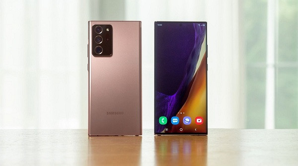 Theo đó, Galaxy Note 20 Ultra và Note 20 Ultra 5G có mặt lưng bằng kính cường lực, sở hữu màn hình cong 6,9 inch. Còn Galaxy Note 20 lại bị "soi" bởi sở hữu lớp vỏ ngoài bằng nhựa trong khi mức giá bán ra lại quá cao.