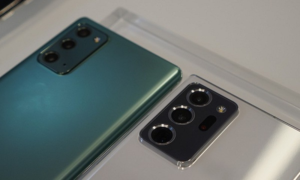 Tuy nhiên, theo nhiều chuyên gia và reviewer về công nghệ đã được trực tiếp trải nghiệm trên tay Samsung Galaxy Note 20 thì điều thiết kế mặt lưng nhựa không quá quan trọng. Dù mặt lưng là nhựa nhưng bù lại được chăm chút về độ hoàn thiện, nên khi nhìn vào rất khó nhận biết được chất liệu là nhựa hay kim loại.