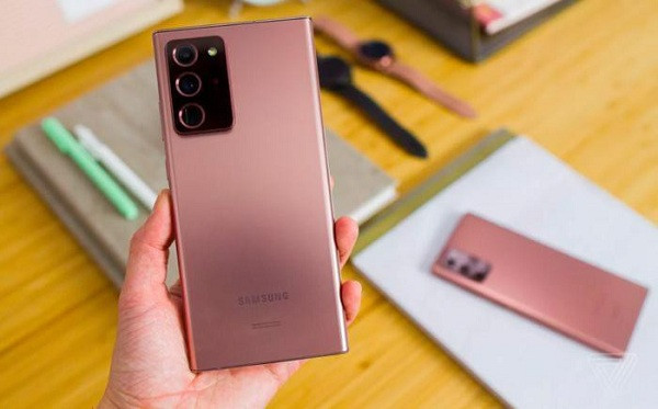 Mặt lưng của bộ đôi sản phẩm là cụm 3 camera, gồm camera chính 108 megapixel, camera góc rộng 12 megapixel và camera tele 12 megapixel, hỗ trợ zoom quang học 5x và zoom kỹ thuật số 50x.