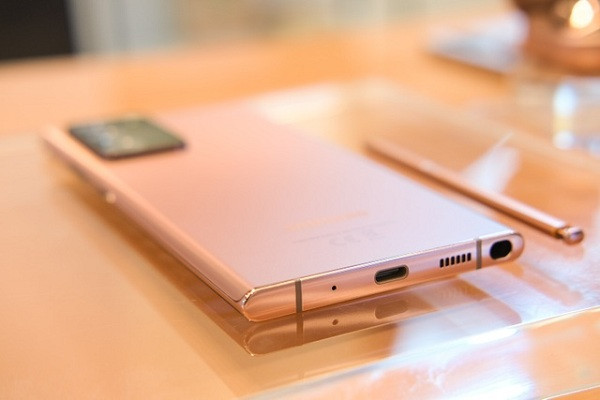 Trên một số diễn đàn công nghệ, người dùng còn mạnh tay đánh giá điều này là "điểm trừ" của Note 20, khiến smartphone cầm lên tay mang lại cảm giác "ọp ẹp" và không chắc chắn.