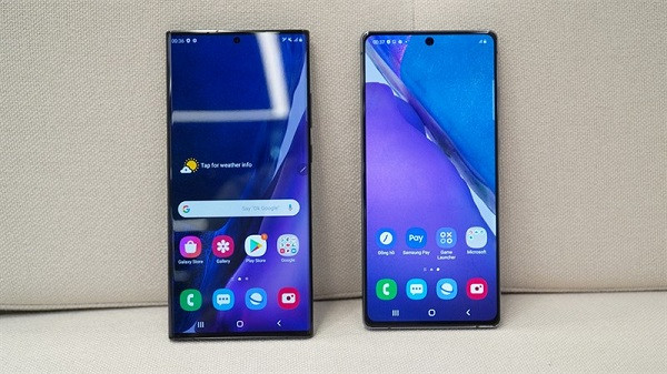 Trong khi đó, phiên bản Galaxy Note20 Ultra và Note20 Ultra 5G có mặt lưng bằng kính cường lực, sở hữu màn hình cong 6,9-inch, độ phân giải 2K+, tần số làm tươi 120Hz (ở độ phân giải Full HD+). Phiên bản Galaxy Note20 Ultra sẽ có bộ nhớ RAM 8GB, trong khi Galaxy Note20 Ultra 5G có bộ nhớ RAM 12GB, cả 2 đều đi kèm bộ nhớ lưu trữ 128GB hoặc 512GB.