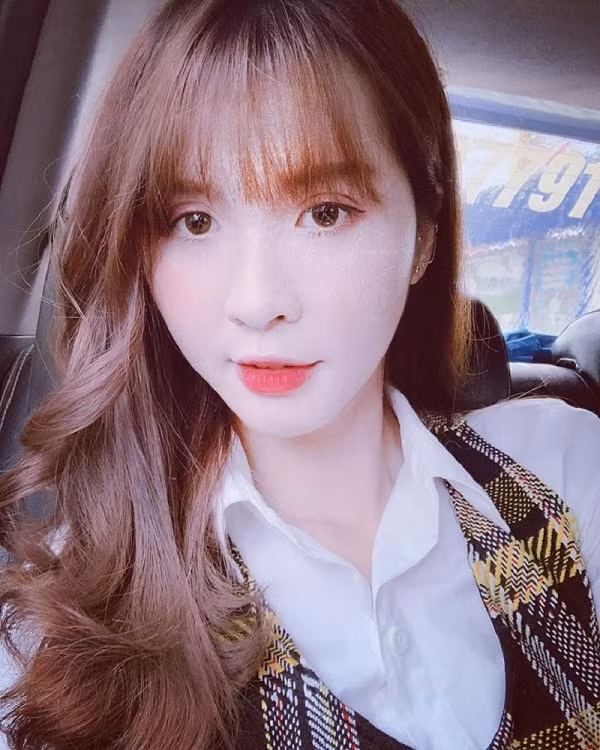 ViruSs lý trí, lạnh lùng bao nhiêu thì Ngân Sát Thủ lại mềm mỏng, dịu dàng và dành nhiều tình cảm cho đối phương bấy nhiêu. Bạn gái ViruSs cũng từng có những câu nói nghe đau nhói và chứa đựng nhiều sự tủi thân trong thời gian bên cạnh nam streamer đình đám.