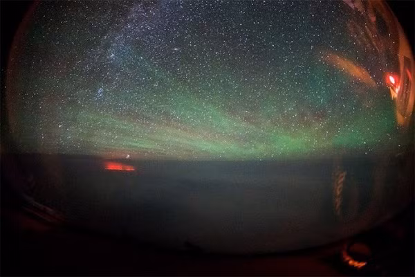 Hai phi công người Nga đã báo cáo nhìn thấy vầng sáng đỏ phía dưới Thái Bình Dương khi bay từ Hồng Kông (Trung Quốc) tới Alaska. Không lâu sau đó, họ lại nhìn thấy một quầng sáng màu đỏ - cam xuất hiện tuy nhiên không có cơn bão nào được phát hiện ở khu vực này vào thời điểm đó. Mặt trời lạ xuất hiện ở miền Trung khiến nhiều người lo lắng | VTC14