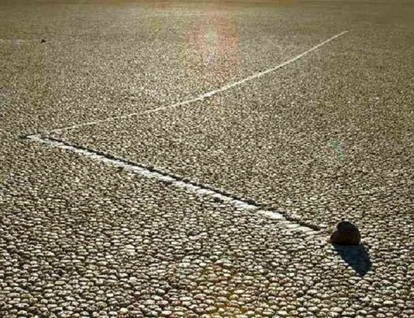 Hẳn nhiều người đã từng nghe đến hiện tượng những hòn đá (có thể lên tới 320kg) có khả năng tự di chuyển ở Thung lũng chết. Nhiều giả thuyết cho rằng hiện tượng này xảy ra do ảnh hưởng của từ trường, gió lốc, những lớp tảo trơn, lớp băng mỏng hay thậm chí là...có sự nhúng tay của sinh vật ngoài Trái Đất.