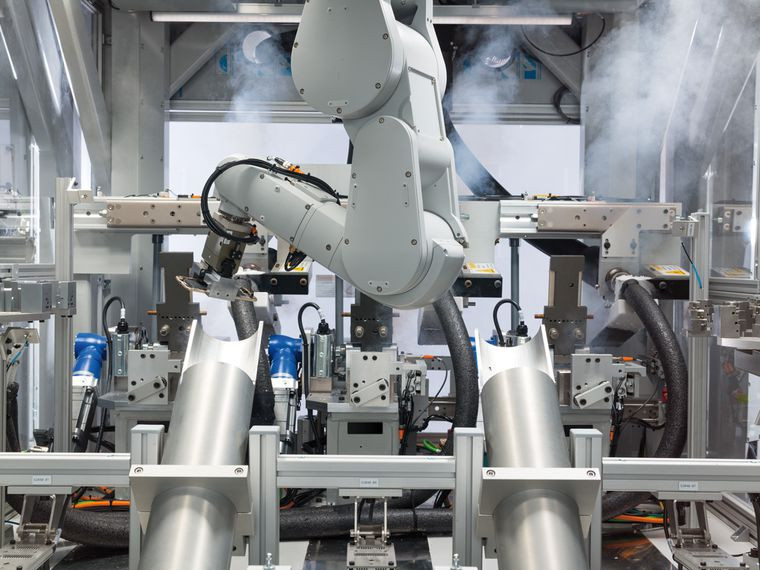 Apple thực tế vẫn là một công ty tự hào về mức độ ''xanh'' của mình trong cuộc chạy đua bảo vệ môi trường của các ông lớn ông nghệ thế giới. Daisy không chỉ là một ví dụ cho thấy những đột phá trong công nghệ tái chế điện tử mà còn nằm trong lộ trình của Apple trong việc giảm thiểu mức độ ảnh hưởng của mình tới môi trường.