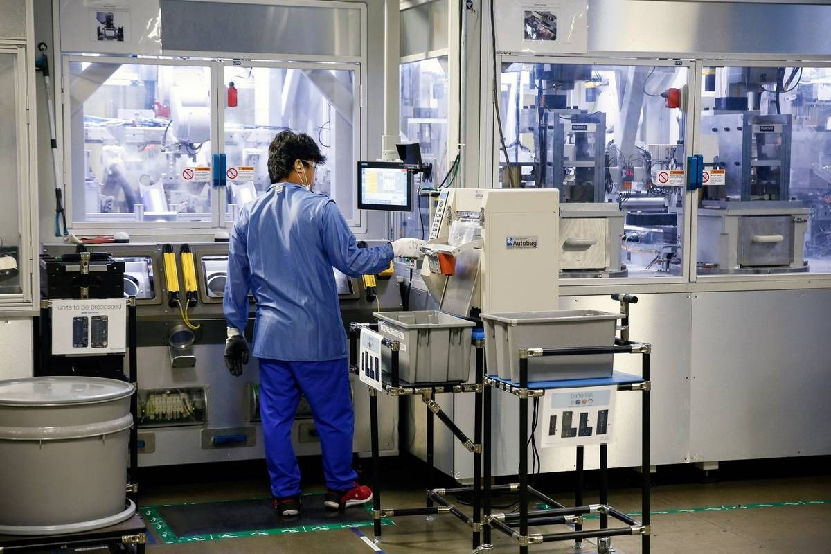 Daisy là hệ thống máy móc khổng lồ kết hợp tự động hóa và vận hành của con người giúp Apple có thể tách được nhựa, kim loại và kính từ những chiếc iPhone bỏ đi.