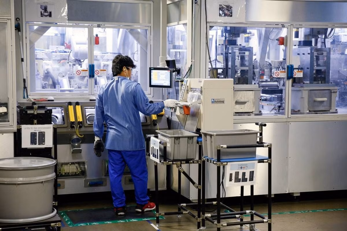 Daisy là hệ thống máy móc khổng lồ kết hợp tự động hóa và vận hành của con người giúp Apple có thể tách được nhựa, kim loại và kính từ những chiếc iPhone bỏ đi.