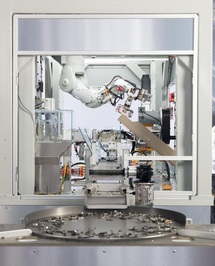 ''Chúng tôi dành nhiều thời gian để tinh chỉnh kĩ thuật, đảm bảo rằng các thiết bị luôn gắn kết một cách nhất quán. Daisy giúp chúng tôi có những cách hiệu quả để tháo rời sản phẩm mang đi tái chế'', Lisa Jackson, Phó Chủ tịch Apple chia sẻ.