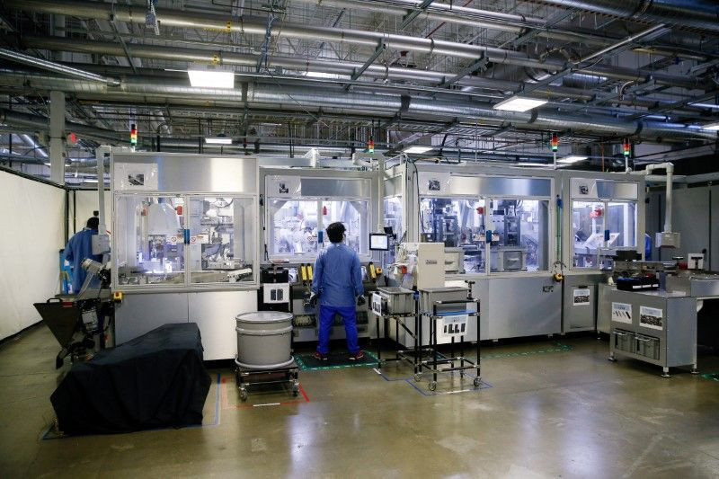 Apple đang ấp ủ nhiều kế hoạch lớn trong tương lai cho những chiếc iPhone không còn được người dùng sử dụng. Và hệ thống phức tạp mang tên gọi Daisy trong căn phòng thí nghiệm bí mật giúp Apple làm điều đó.