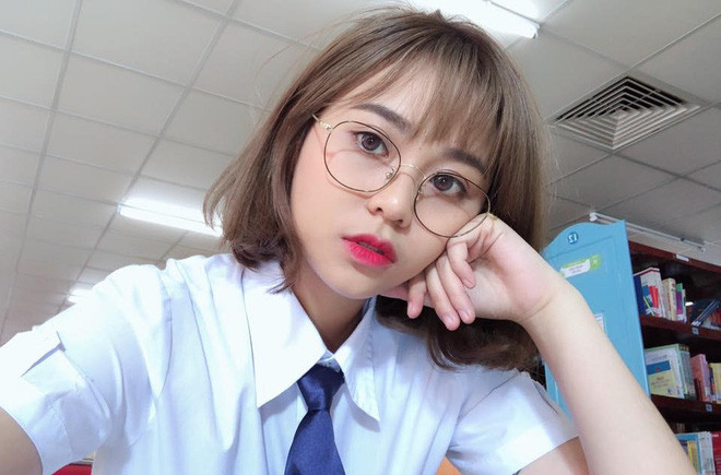 Trái ngược hoàn toàn với vẻ ngoài cá tính thường thấy, mái tóc hồng đặc trưng, nữ streamer MisThy trong trang phục đồng phục học sinh như biến thành một cô nàng khác.