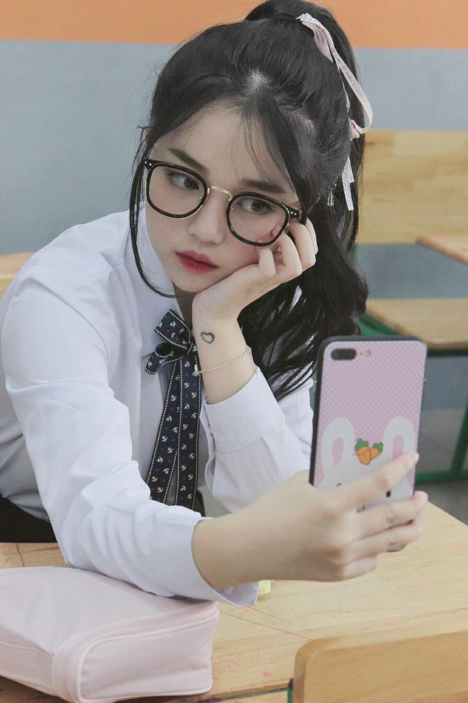 Hình ảnh hóa thân thành cô nữ sinh kẹo ngọt của Linh Ngọc Đàm trong một series phim học đường.