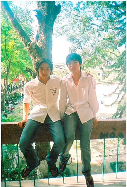 Ít ai nhận ra Tộc trưởng của bộ tộc Mixi (bên trái) với mái tóc lãng tử thế này.