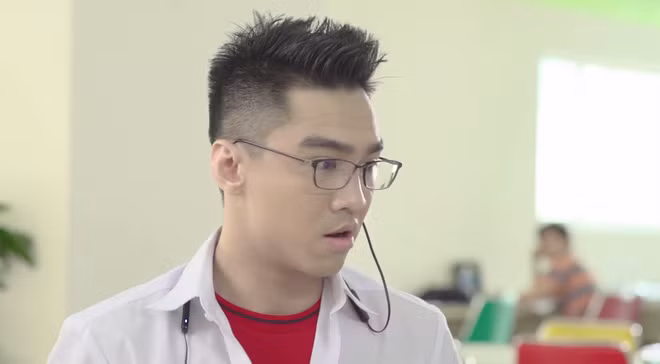  ''Chú'' Pewpew hóa badboy khi diện đồng phục áo trắng theo phong cách nghịch ngợm.