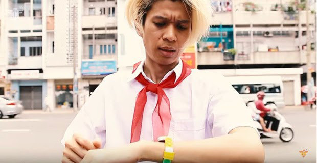 Là ông chú đã có vợ và con nhưng QTV lại muốn trở về làm thiếu nhi với chiếc khăn quàng đỏ trên cổ thế này.