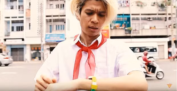 Là ông chú đã có vợ và con nhưng QTV lại muốn trở về làm thiếu nhi với chiếc khăn quàng đỏ trên cổ thế này.