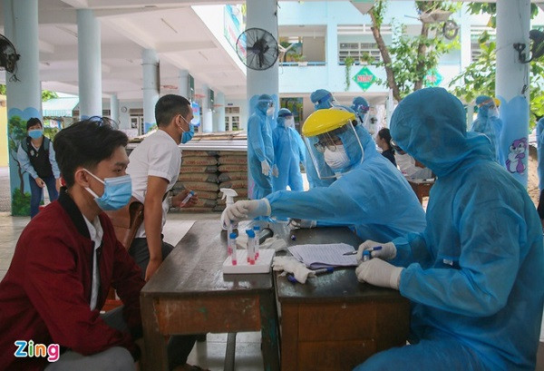 Nu duoc si mac COVID-19 tung di hop lop, hat karaoke