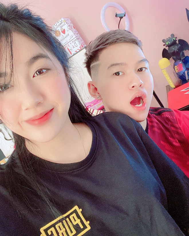 Đặc biệt, anh chàng dường như có sở thích làm "phi công trẻ" khi người yêu cũ (cựu streamer Lai Lai) và hot girl Trân Mèo đều lớn tuổi hơn mình.