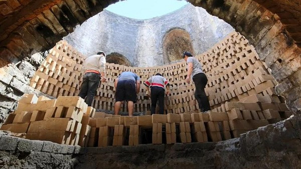 Hầu hết loại gạch dùng để xây dựng Tử Cấm Thành có nguồn gốc từ thành phố Lâm Thanh, tỉnh Sơn Đông, Trung Quốc, còn gọi là "gạch cống Lâm Thanh". Loại gạch này vốn là đồ thủ công truyền thống của Trung Quốc, được xếp hạng di sản văn hóa quốc gia vào tháng 6/2008.