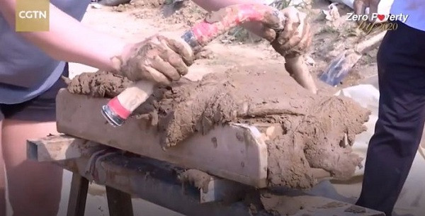 Hỗn hợp này sẽ giúp người làm thuận lợi hơn trong quá trình tạo hình gạch cống Lâm Thanh.