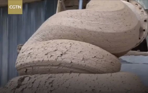 Người ta sẽ sàng lọc và làm sạch đất trước khi đưa vào trộn đất với các nguyên vật liệu để tạo thành một hỗn hợp nhuyễn.