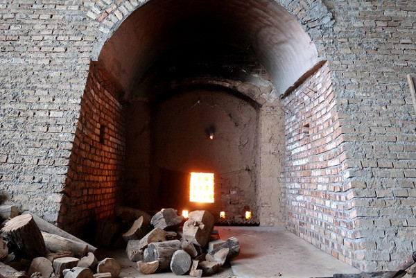 Lửa phải cháy liên tục trong 7 ngày và đêm với nhiệt độ thay đổi tùy lúc. Những người thợ có kinh nghiệm cho biết, sau khi giảm xuống một mức nhiệt nhất định, lò nung phải được tưới nước từ trên mái.