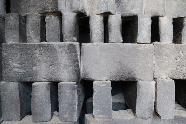 Thật kỳ lạ, sau khi được nung xong gạch sẽ chuyển từ màu đỏ sang xanh cyan. Hàng chục nghìn viên gạch được tạo nên như vậy và được chuyển tới Bắc Kinh mỗi năm phục vụ cho xây dựng.