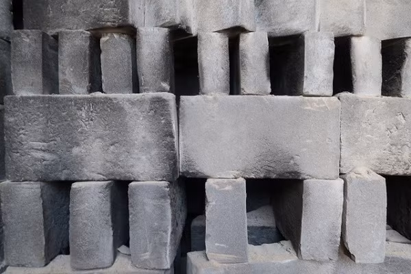 Thật kỳ lạ, sau khi được nung xong gạch sẽ chuyển từ màu đỏ sang xanh cyan. Hàng chục nghìn viên gạch được tạo nên như vậy và được chuyển tới Bắc Kinh mỗi năm phục vụ cho xây dựng.