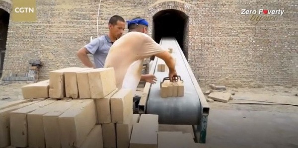 Sau khi gạch được tạo hình sẽ mang vào lò nung và đây cũng là công đoạn quan trọng nhất.